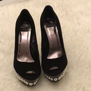 Black heel with silver bead intertwined in the platform